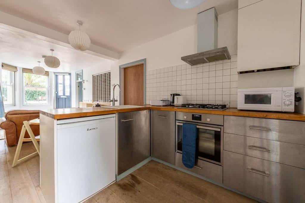 Lovely Self-Contained Basement Studio With Kitchen London Ngoại thất bức ảnh