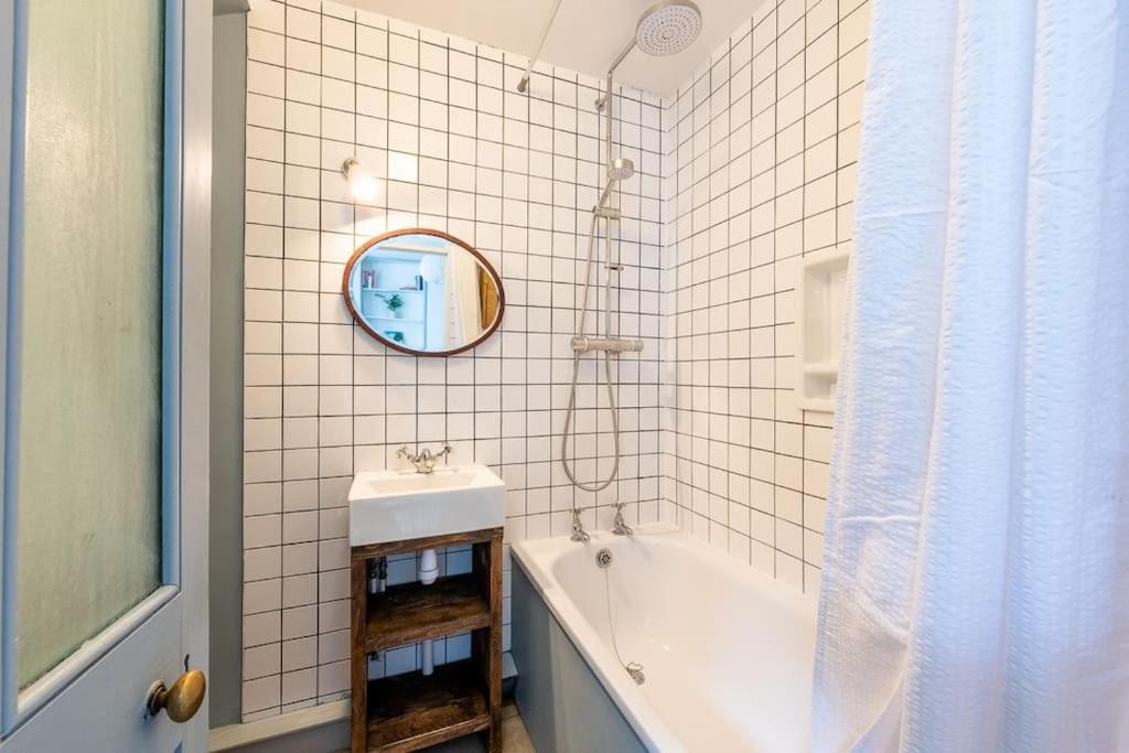 Lovely Self-Contained Basement Studio With Kitchen London Ngoại thất bức ảnh